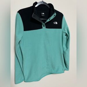 NWOT. The North Face Women’s lightweight fleece.